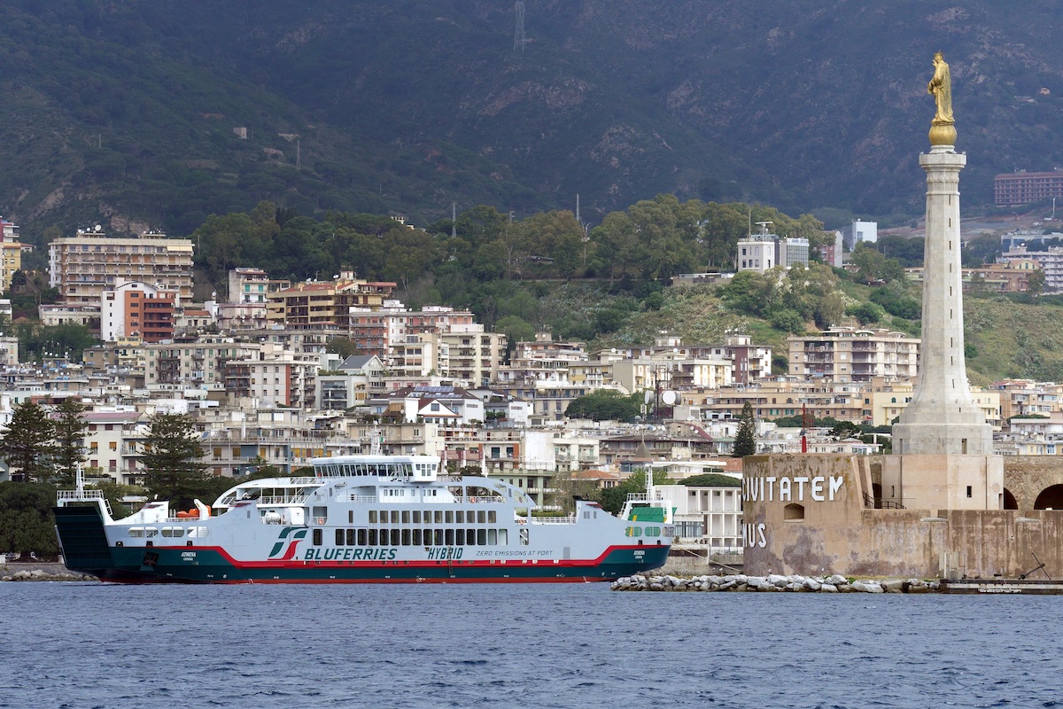 Athena solca lo stretto di Messina: arriva la nuova nave green di Bluferries