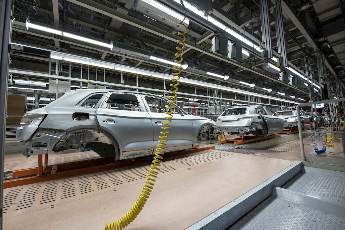 Auto in Europa 2025: immatricolazioni in calo e corsa all’elettrico a due velocità