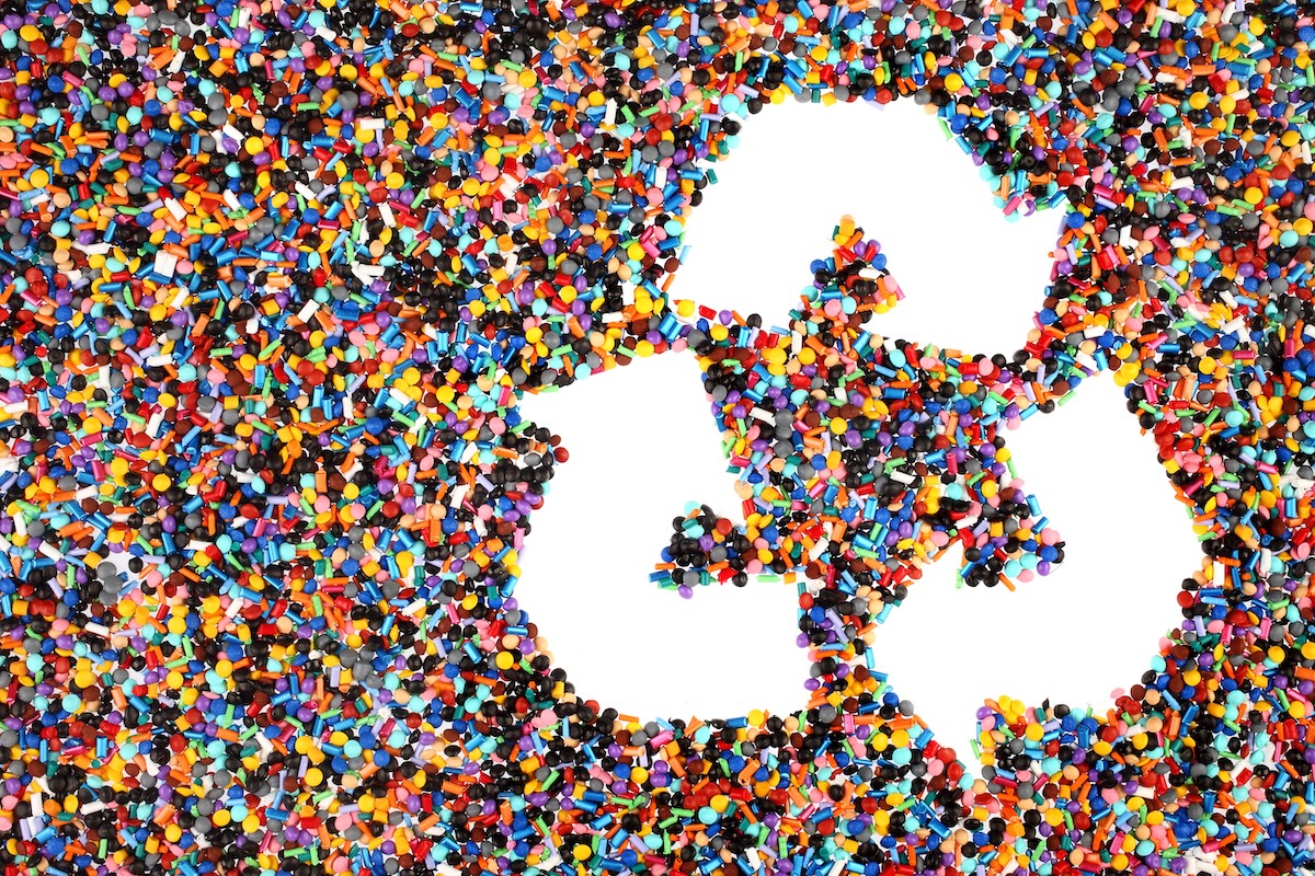 E se fosse la plastica a pulire il pianeta? Il riciclo opportunità ambientale e sociale